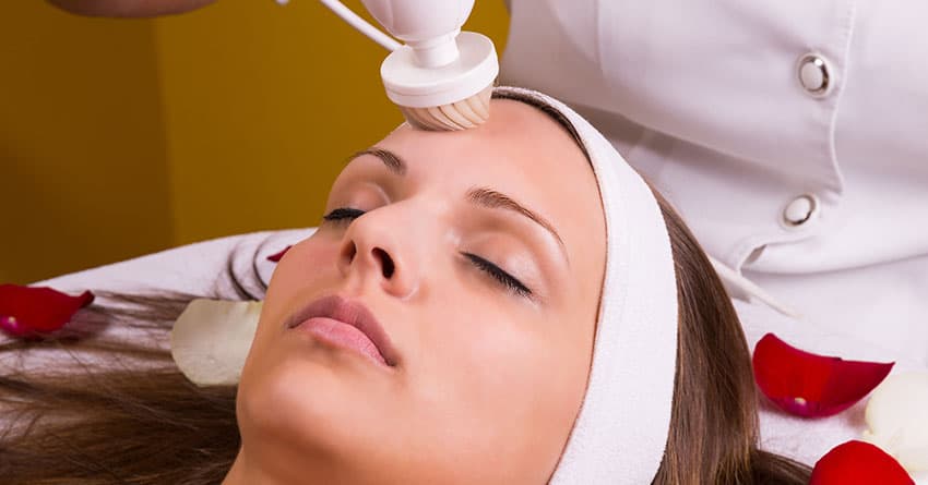 CİLT BAKIM YAPTIRMAYI DÜŞÜNENLER NELERE DİKKAT ETMELİ